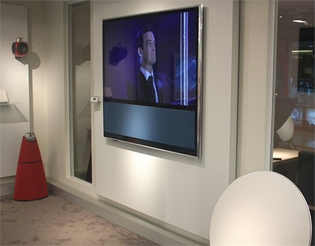 Trong đó đáng chú ý là dòng TV BeoVision 11 phiên bản 55 inch. So với các TV đang có trên thị trường, sản phẩm của Bang & Olufsen khó thể sánh bằng về tính năng nhưng chất lượng hình ảnh, âm thanh và đặc biệt là thiết kế thì lại ấn tượng hơn. 