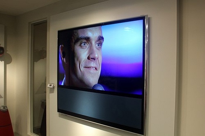 Màn hình LED 55 inch hỗ trợ công nghệ 3D chủ động cho khả năng hiển thị đẹp mắt, được gắn vào trong bộ khung hình vuông của TV. 