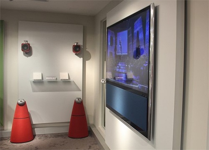 Thiết kế siêu mỏng với khung viền kim loại rất cứng, sáng loáng bao quanh. 