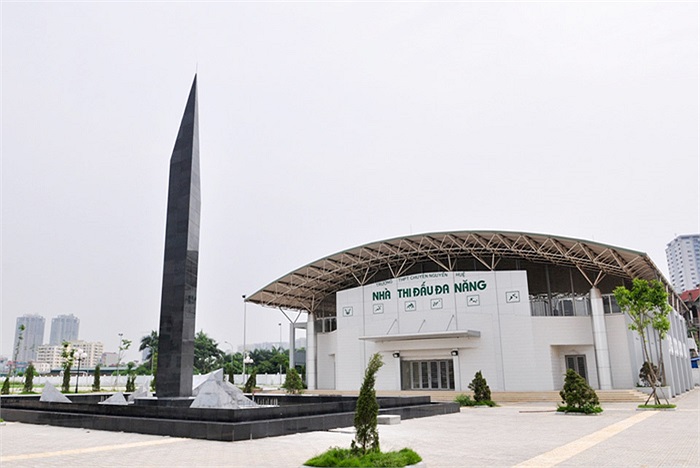 Trước nhà thi đấu đa năng có tháp tri thức - đây là biểu tượng của trường