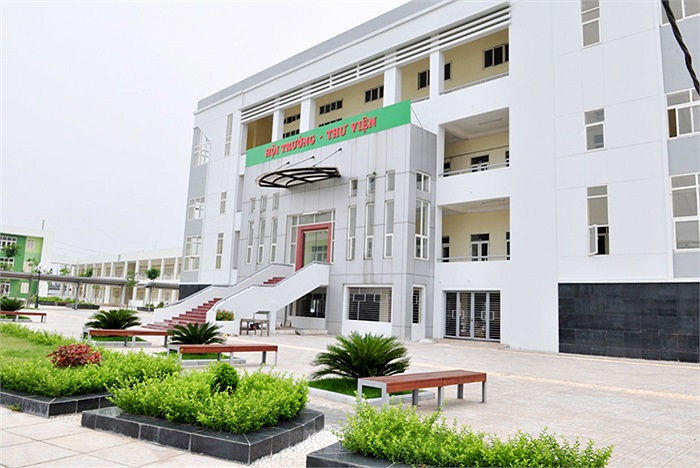 Bên cạnh đó là thư viện 4 tầng