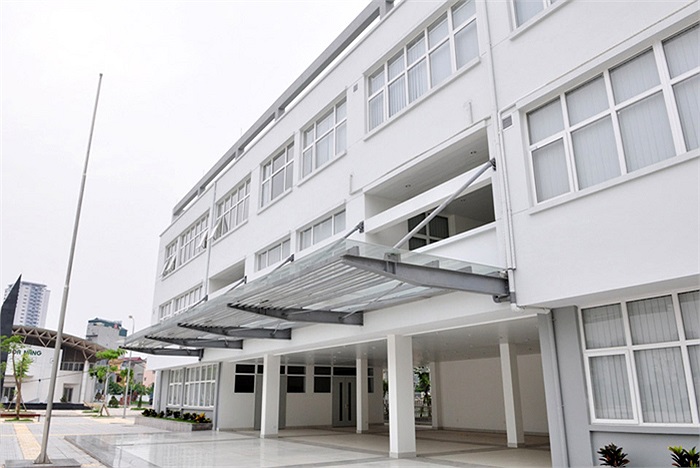 Đối diện với thư viện là khu nhà hiệu bộ, ở giữa là một khoảng sân rộng để làm lễ chào cờ