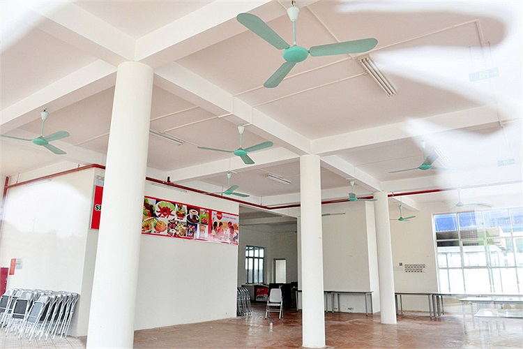 Trang thiết bị trong căng tin khá hiện đại