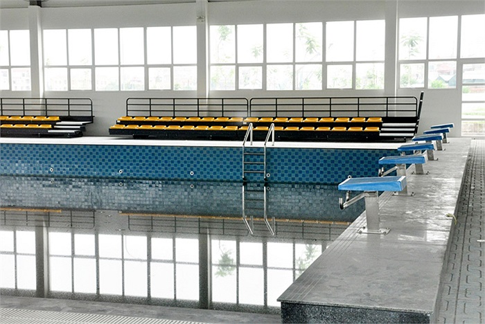 Bể bơi trong nhà sạch sẽ