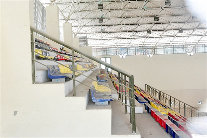 Trong nhà thi đấu có khán đài khá lớn và sẽ điểm lý tưởng cho các cuộc so tài thể thao
