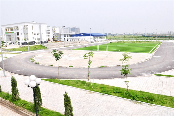 Cạnh đó là sân bóng đá được bao bọc bởi con đường để chạy thể dục