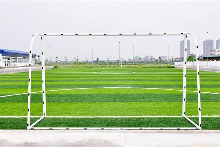 Sân bóng cỏ nhân tạo với màu xanh ngát