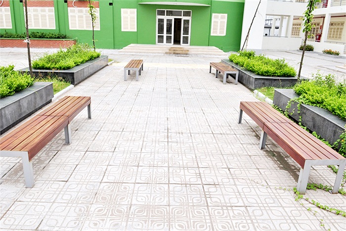 Những chiếc ghế gỗ để dọc các lối đi