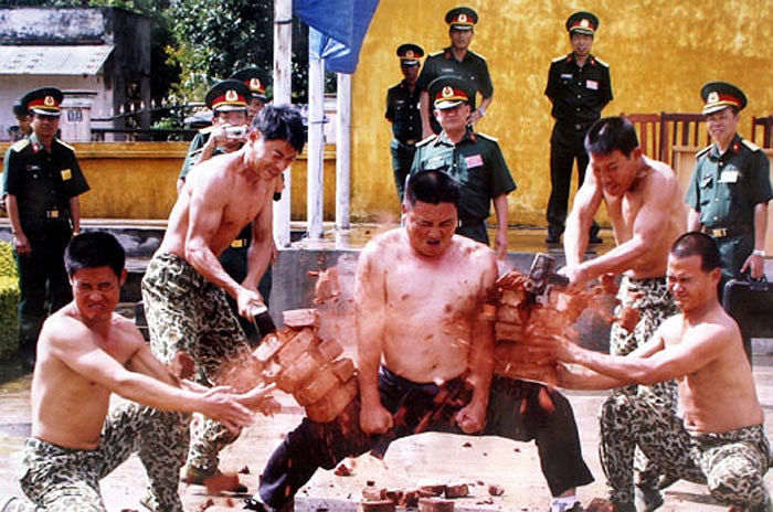  Tuyệt kỹ kungfu.(Chụp lại từ hình ảnh của Binh chủng Đặc công)