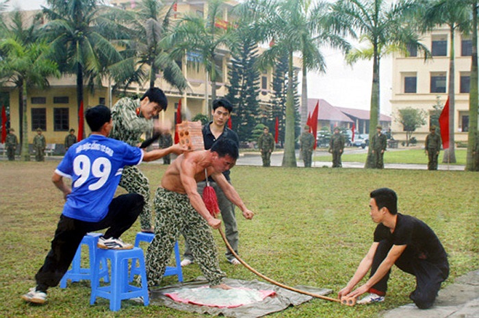  Vận khí bẻ cong ngọn giáo. (Chụp lại từ hình ảnh của Binh chủng Đặc công)