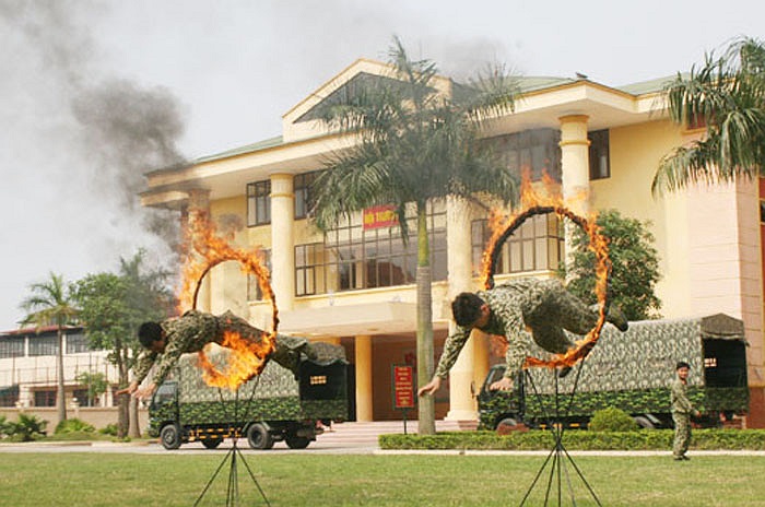  Nhảy qua vòng lửa.