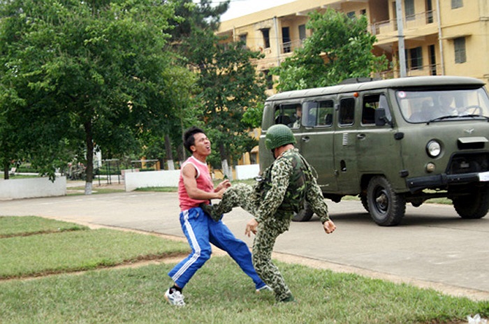  Cú đá hiểm hóc hạ gục đối phương.