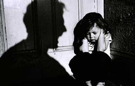 Hành vi thường xuyên dọa nạt thành viên gia đình bằng các hình ảnh, con vật, đồ vật mà người đó hoảng sợ, ảnh hưởng đến tinh thần đối phương cũng sẽ bị phạt tiền (Ảnh minh họa: Internet)