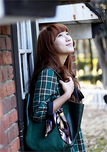 Mai Nhi sinh năm 1994 hiện đang là du học sinh ngành Quản trị kinh doanh tại Nagoya, Nhật Bản