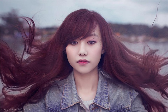 Sinh năm 1995, Trang hiện đang là học sinh lớp 12 tại J. Percy Page Public High School, Canada 