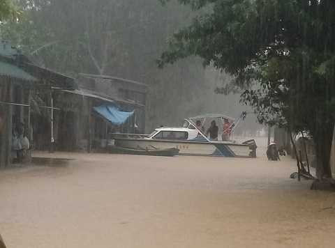 2 mẹ con mất tích, 4.000 hộ dân chìm trong lũ