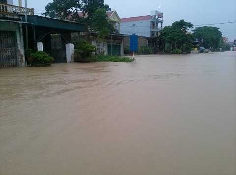 2 mẹ con mất tích, 4.000 hộ dân chìm trong lũ