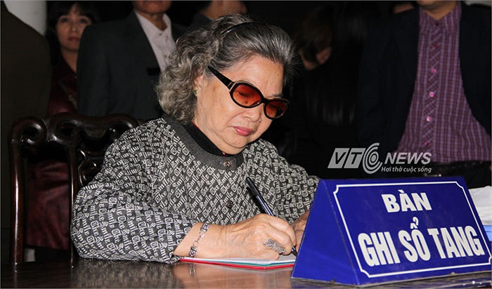 Nghệ sỹ Lê Mai đến từ rất sớm, bà còn nán lại mãi trước linh cữu người bạn già.