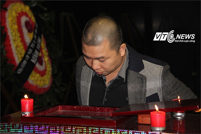 Diễn viên Hải Anh nhìn mặt nghệ sỹ Văn Hiệp lần cuối.