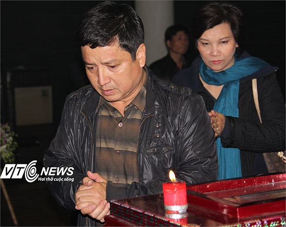 Nghệ sỹ Chí Trung cũng đến từ sớm, tất bật chuẩn bị phúng viếng như một người thân thuộc.