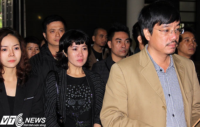 Rất nhiều gương mặt trong làng sân khấu, điện ảnh đã có mặt, nhìn mặt nghệ sỹ Văn Hiệp lần cuối trước khi ông về với đất mẹ.