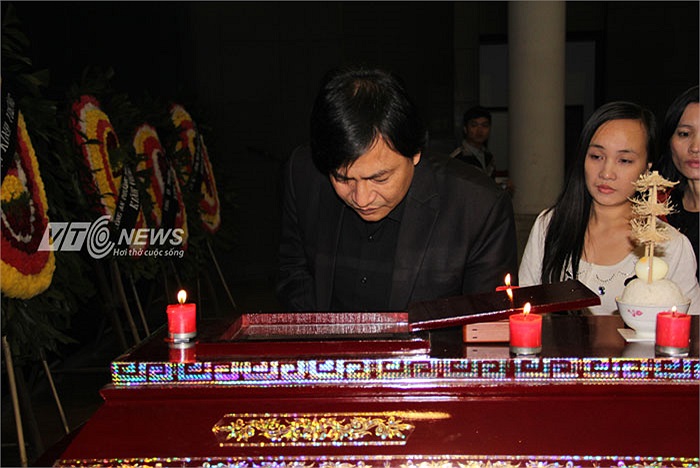 NSƯT Quốc Anh nhìn mặt Văn Hiệp lần cuối.