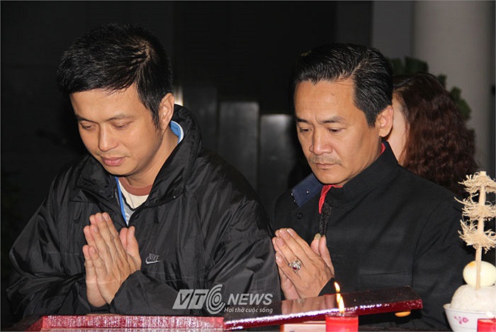 Nhiều nghệ sỹ Nhà hát Tuổi Trẻ có mặt dự lễ tang.