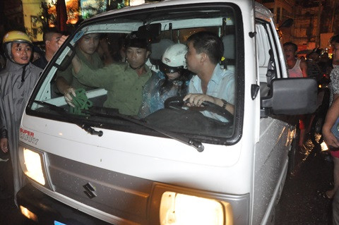 Nghẹt thở giải cứu cô gái nhảy sông Tô Lịch tự tử