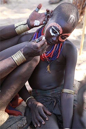 Nghi thức trưởng thành chỉ diễn ra trong một buổi chiều, thế nhưng lễ hội có thể kéo dài trong nhiều ngày với việc toàn thể cộng đồng tập trung ăn uống, nhảy múa.