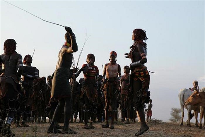 Bộ tộc Hamer sinh sống biệt lập trong thung lũng Omo ở Ethiopia qua nhiều thế kỷ, do đó họ còn giữ được nhiều tập tục truyền thống rất lâu đời.