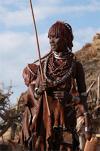 Người Hamer rất chú trọng dung mạo của mình, trang phục truyền thống của họ may từ da bò có viền chuỗi hạt, cùng rất nhiều đồ trang sức và cả mái tóc được tết cầu kỳ.
