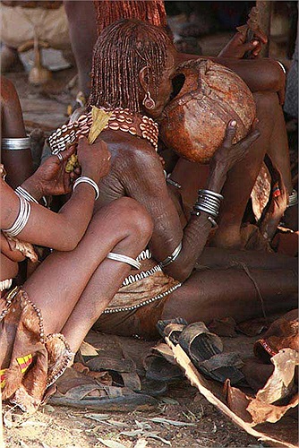 Phụ nữ Hamer thường uống một loại bia tự làm từ lúa miến trong lễ hội, những vết sẹo trên tay do họ tự cắt da rồi cọ xát bằng than như là một hình thức “làm đẹp” phổ biến.