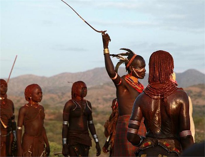 Những người đàn ông trẻ đã trải qua nghi lễ trưởng thành cầm roi được gọi là Maza, mỗi cô gái sẽ tự chọn Maza, trêu chọc rồi để cho người đó dùng roi đánh lên tấm lưng trần của họ.