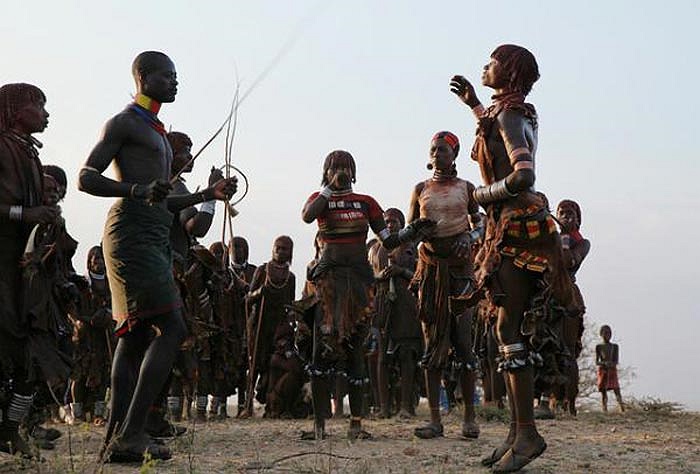 Maza đánh không hề nhẹ tay, và lớp dầu bôi trên cơ thể để trang điểm đồng thời cũng giúp làm giảm cơn đau khi bị đánh.