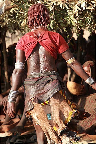 Những vết sẹo trên lưng được xem như là minh chứng cho sự tận tâm đối với gia đình, bộ tộc, vì vậy mặc dù ngày nay không còn bắt buộc, những cô gái trẻ vẫn tình nguyện tham gia.