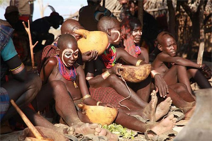 Những chàng trai cũng được trang điểm kỹ càng bằng hình vẽ mặt và nhiều đồ trang sức khác trước khi bước vào nghi lễ.