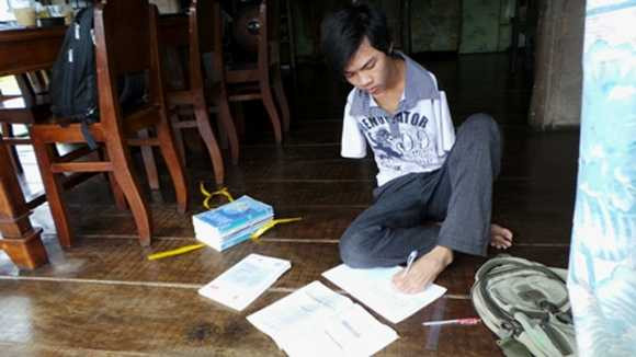 Nguyễn Minh Trí không tay nhưng vẫn ham học