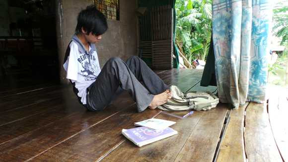 Cậu tự làm mọi việc cá nhân, tự lấy sách vở học