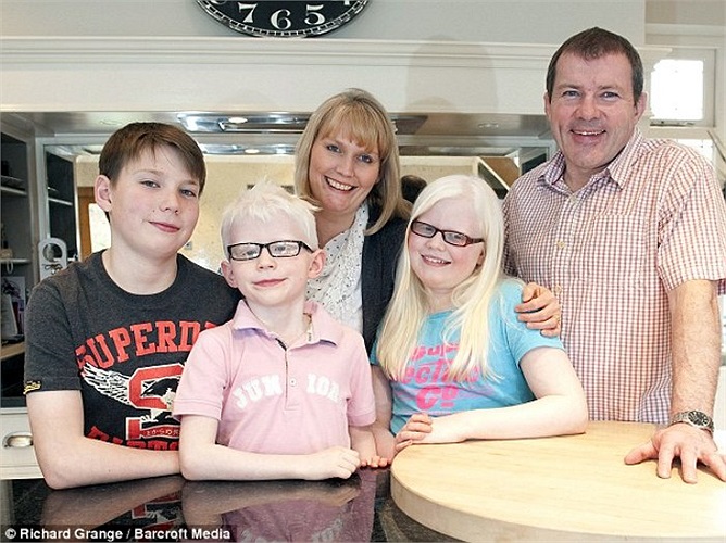 Cô Lisa Needham, 43 tuổi và người chồng tên Jim, 50 tuổi, ngụ tại thành phố Wolverhampton của Anh, có 3 người con với 2 trai và 1 gái trong độ tuổi từ 7 đến 14.