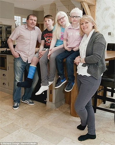 Tuy nhiên, thay vì buồn rầu lo âu, vợ chồng cô và các con đã quyết tâm đối mặt với sự thật, họ sống một cách vui vẻ và luôn hướng về tương lai.