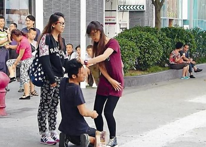 Một đoạn video clip mô tả cảnh chàng trai bị bạn gái bắt quỳ gối giữa phố và tát liên tiếp vào mặt đang gây xôn xao cộng đồng mạng tại Hồng Kông. 