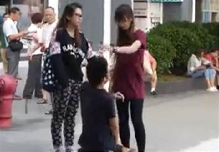 Chưa dừng lại ở đó, cô gái giấu tên bất ngờ giận giữ, nắm tóc và tát vào mặt của chàng trai.