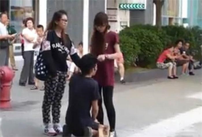 Đoạn video có thời lượng 5 phút chỉ ra rằng, chàng trai đã bị bạn gái tát ít nhất 14 lần.