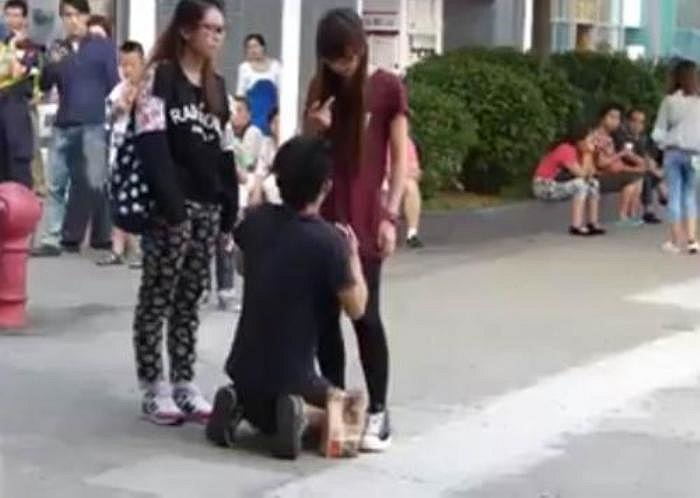 Theo tiết lộ từ truyền thông địa phương, chàng trai khoảng 23 tuổi, còn người phụ nữ đứng kế bên là một em họ của cô gái, người bị cho là dính líu tới vụ việc.