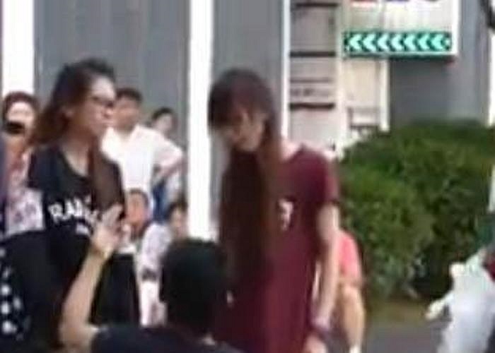 Nhiều người tin rằng, đây là một vụ đánh ghen. Sự việc thu hút nhiều ánh mắt tò mò từ người đi đường.