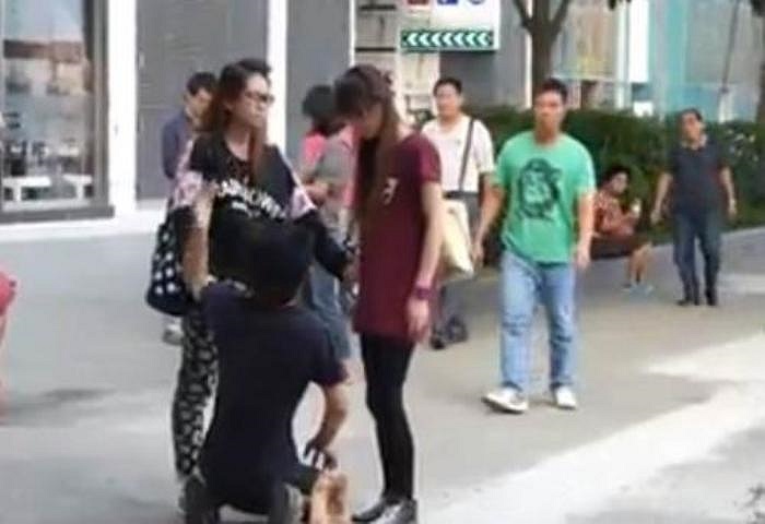 'Tại sao anh lại hỏi cô ấy (em họ cô gái) về nhà với anh. Bạn gái của anh ngay đây mà anh lại dẫn cô gái khác về nhà', cô gái quát nạt người yêu.