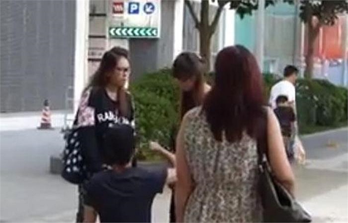 Vừa quỳ gối, chàng trai vừa ra sức bào chữa cho tội lỗi của mình. Theo anh, em họ của cô gái đã vu khống cho anh.