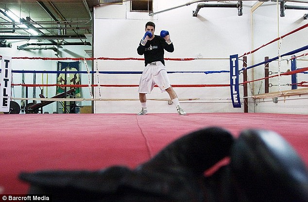 Bên cạnh đó, hắn có khả năng chơi piano và violin, cùng với niềm đam mê là môn boxing.