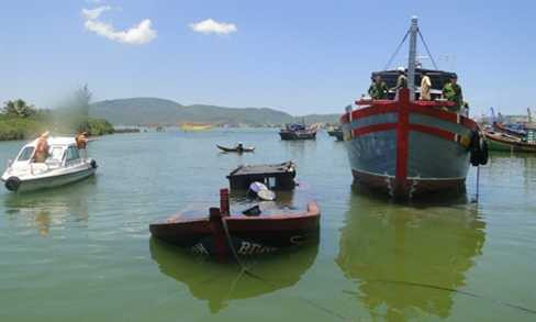 nghi phạm, tràn dầu, biển quy nhơn, bỏ trốn