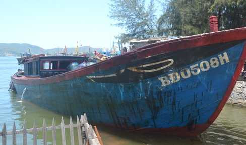 nghi phạm, tràn dầu, biển quy nhơn, bỏ trốn